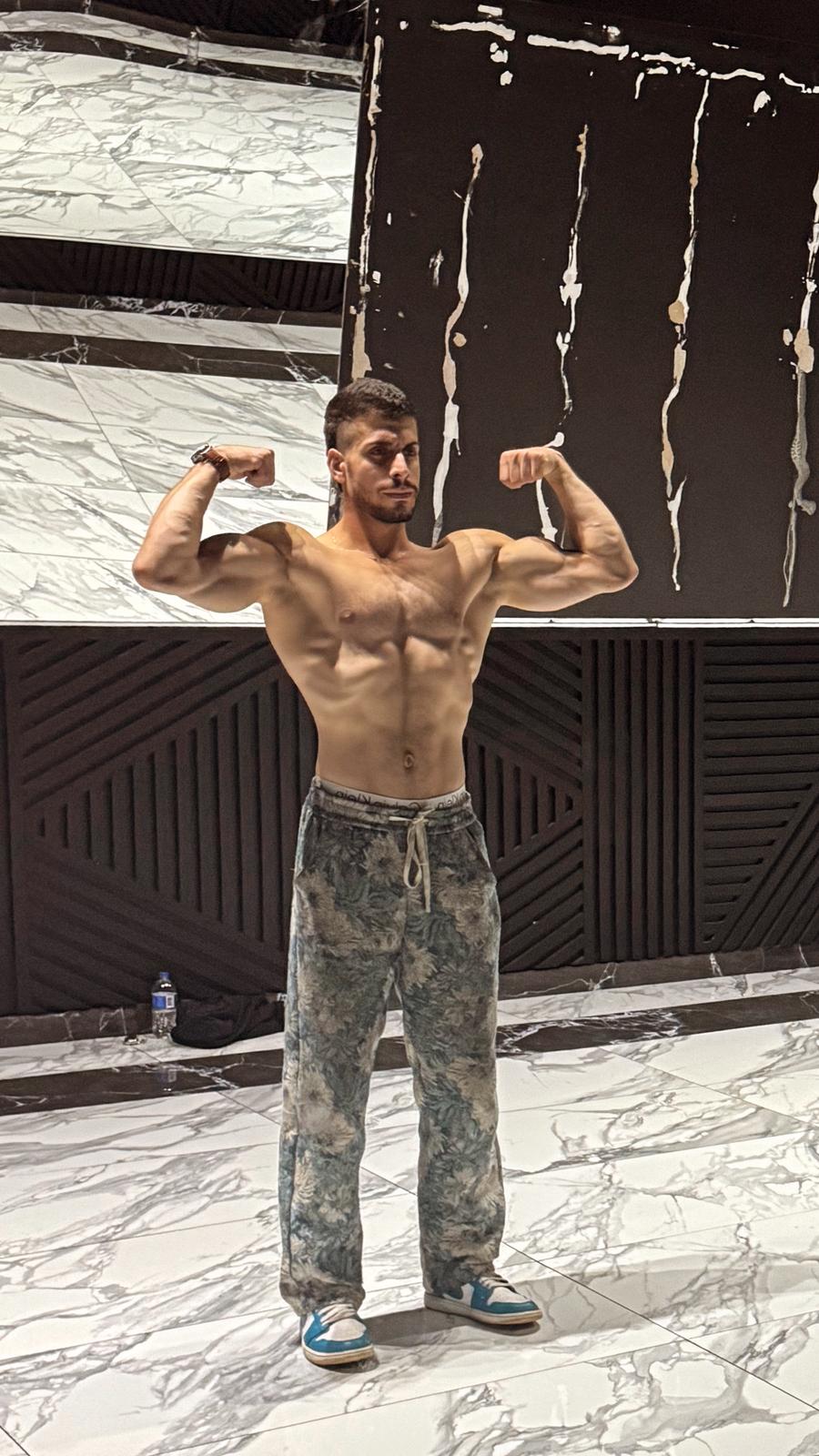 halitfit-professional-gym-pose